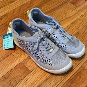 JBU Women's Light Gray Lace-Up Sneakers